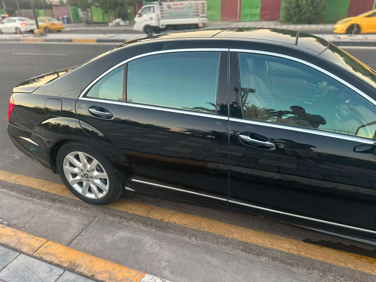 السلام عليكم
مارسيدس S500 خليجيه فول الفول 

موصفات معروفه ب500 

لارج 

5 بردات 

دبل جام 

داخل عسلي بالكامل 

تبريد 3 قطع 

شاشات خلفيه 

دبل ماوس أبواب وصدوك شفط 

تخم تاير عليها جديد

صدر خلفي امامي جديد 

بلوتوث زرع 

محدثة 2013 تحديث كامل حتى الشاشات الداخليه 

لايت ويا الستيرن يفتر 

ناضور ليلي 

كأمره خلفيه بلاديه 

مري شفط وقلاب 

بانوراما 

سياره جديده بمعنى الكلمة 

مكفوله من حادث من صبغ 

ماشيه 175 الف كشنات خلفيه أماميه تدفئه وتبريد 

فول الفول مواصفاتها مكاني بغداد 

*********** 

*********** 

سعرها 190 وبيها مجال
