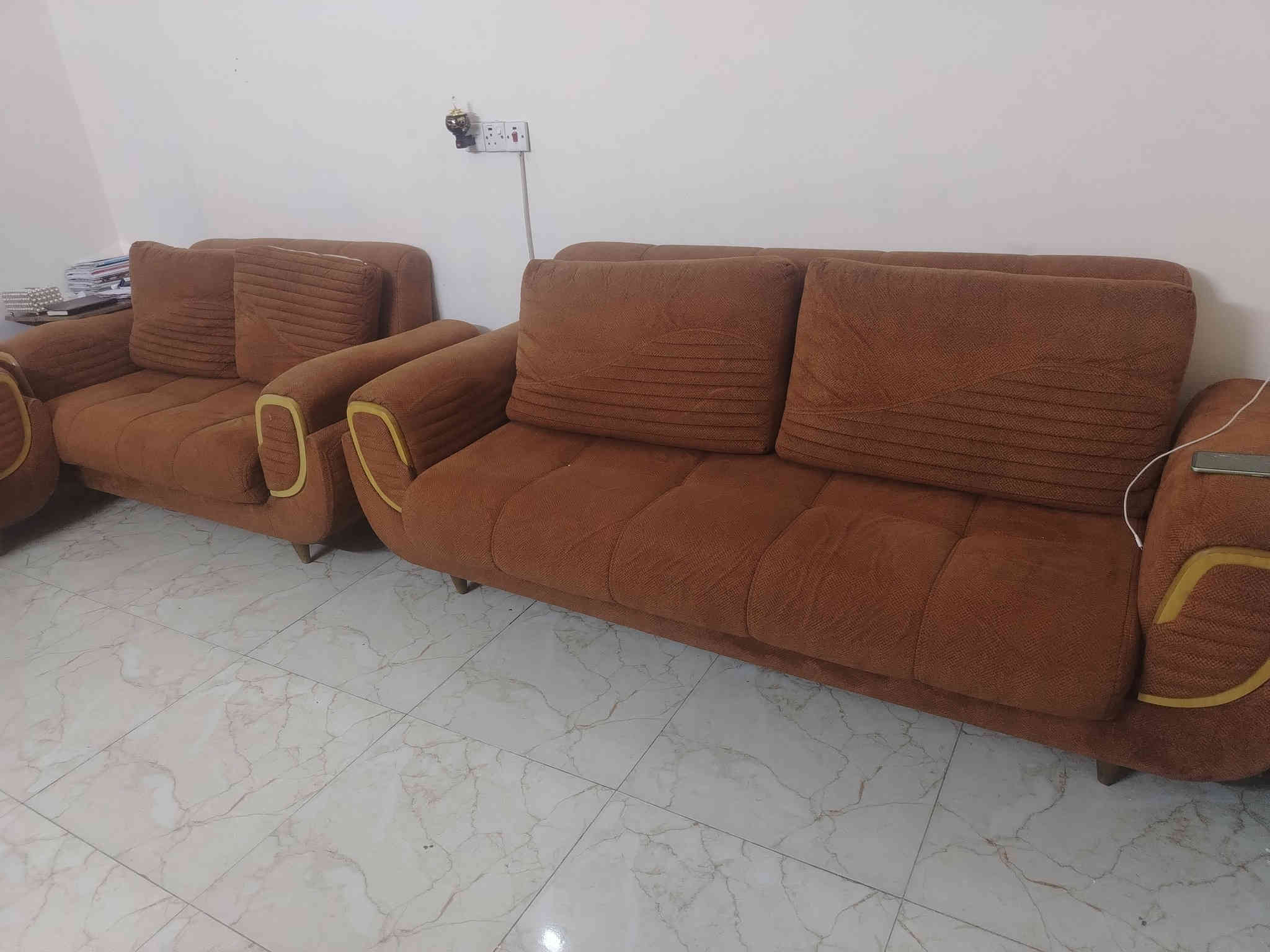 تخم عشر مقاعد تركي نظيف سرير ومخزن ٥٥٠ مكان زيونه اتصال *********** مع طبلات
