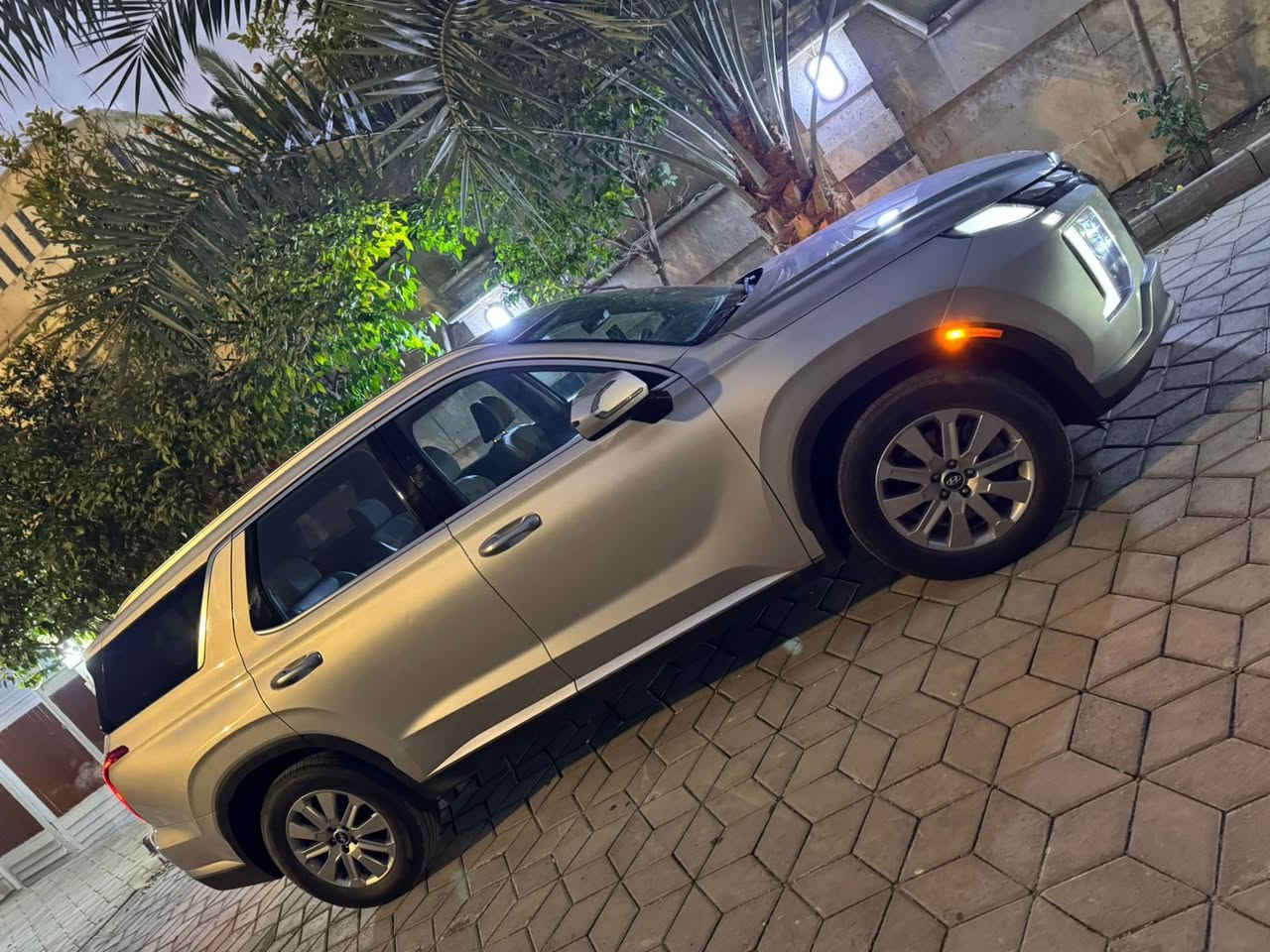 سلام عليكم بلسايد 2025 وارد امريكي ماشيه 19 ميل كراسي vip منفصل موصفات فول الفول بس بدون فتحه سياره بيه صبغ بنيد وشبر بالجاملغ اليمنه والايرباك راجع سستم بلادي للاستفسار اكثر ***********
