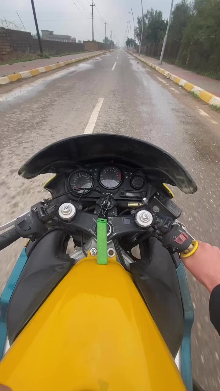 رجاً اقرا المنشور زين اسلام عليكم بطح افوراي موديل 2006  محرك 600 مكفوله من التاير للتاير كلها شغاله محرك شرط ماممدوده سبانه علي كفاله عامه بدون رقم ولا اوراق ترايك 280 محافضات ماراوس فقط بيع مكاني صلاح الدين بيجي  السعر مليون و 950  اتصل ***********
