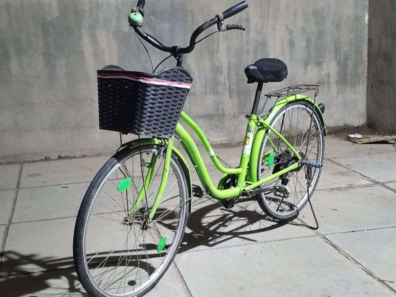 السلام عليكم
بايسكل للبيع نضافة فول 

كير شغال بريك امامي وخلفي وحجم 28 بس يرادلة غطاء للكشن واضافة دبلات الزرق هدية 

السعر 70 وبي مجال.. ليريدة يراسلني ع هذا الرقم *********** مكاني الرمادي
