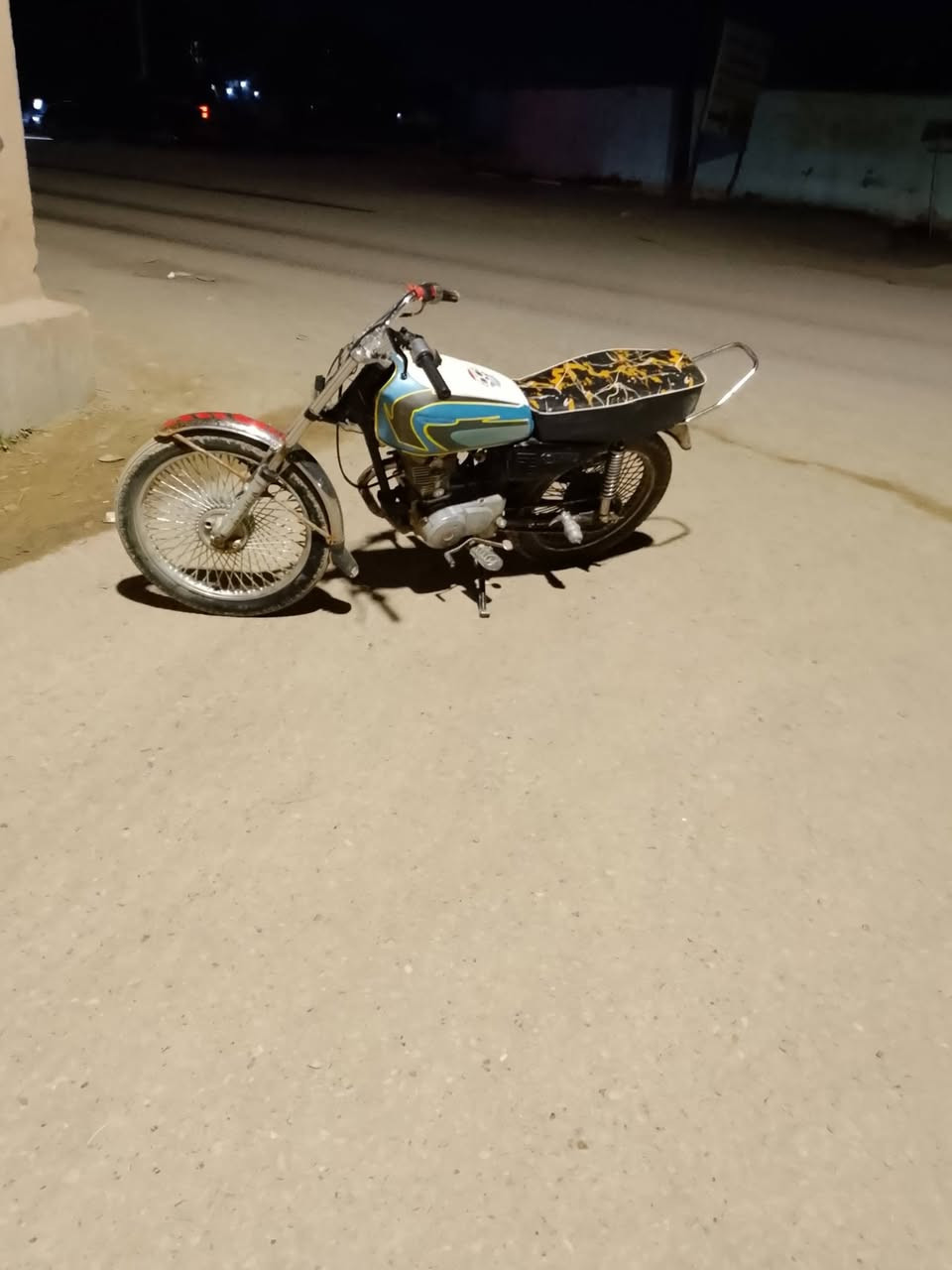 السلام عليكم دراجة ارشة 18 للبيع السعر 275 وبيها مجال العنوان ديالى بعقوبة للاستفسار اتصل على ***********
