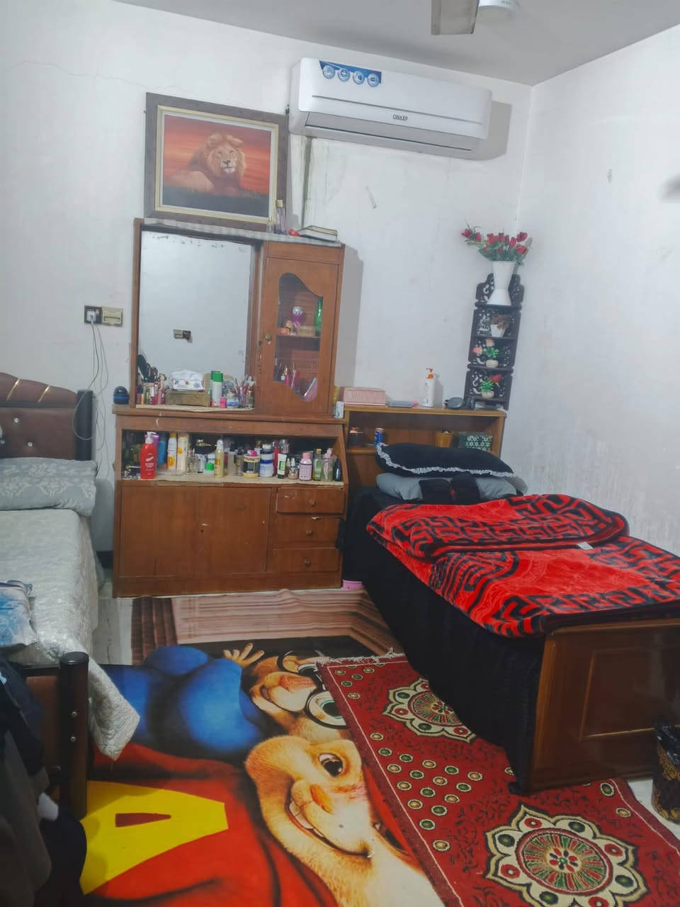 بيت للبيع 100 م . بناء حديث جاهز  ماتصرف علي ولا ربع طابوق كونكريت مسلح طابقين ثلاث غرف نوم صالتين استقبال مطبخ حار وبارد 
مجاميع صحيات فوگ وجوة الطابق الثالث غرفة كبيرة مع بيتونة 
العنوان حي الفداء شارع ابو لبنان. اول فرع ع اليسار ركن صيدلية دعاء بدر سالم 
للتواصل والاستفسار../***********
