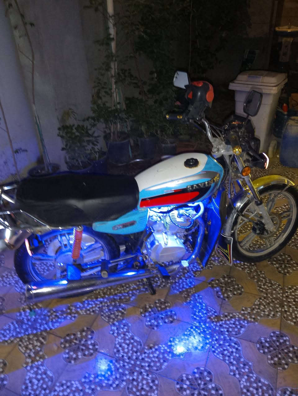 سلام عليكم سيفان موديل 20 للبيع نظيفه كامله من كلشي اوراق  سعر 500 بيها مجال حك الجيه اتصال
*********** مكاني حله شارع 80
