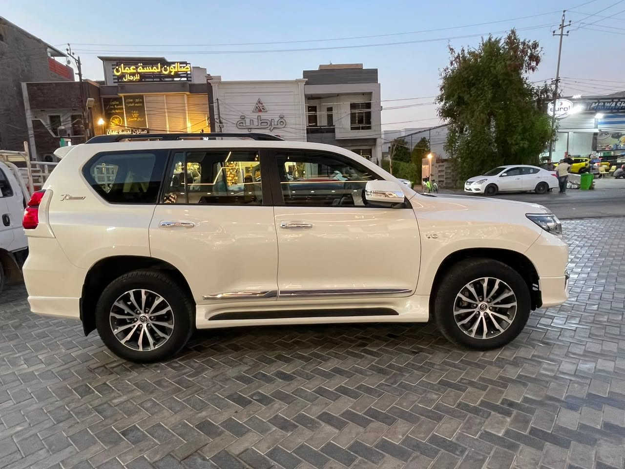 السلام عليكم تويوتاا برادو وارد خليجي شركة سااز موديل 2022 فووول مواصفات معروفه مال ساز كراسي جلد داخل قرميدي كراسي كهرباء اسلايت بصمه شاشه ام الدعاء وبعد بيها اهوايه مواصفات ماشيه 59 الف استخدام شخصي سياره مال بيت محرك 6 سلندر السياره مكفوله من الصبغ فقط بيها بارد ع كد شبر ب جاملغ الامامي اليسره وتكحيل بسيط مكان البارد وموضح بالصور فقط بعد كلشي مابيها رقم بغداد انكليزي الجديد وبأسمي التحويل مباشر السعر المطلوب 410 ورقه وبيها مجال بسيط جدآ مكان السياره بغداد ال كرخ حي الجامعة شارع الربيع للستفسار هاذا الرقم *********** وشكرآ
