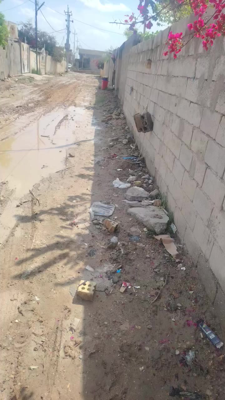 بيت حي مصراع مساحه٠ ٢٥م بناء بلوك سكف سندويج مغلف ماده ايزوكام يتكون من مضيف غرفه نوم ومطبخ وحمام وصحيات وصاله ارضيه صب اتصال على رقم ***********مراجعه مكتب مسعودي
