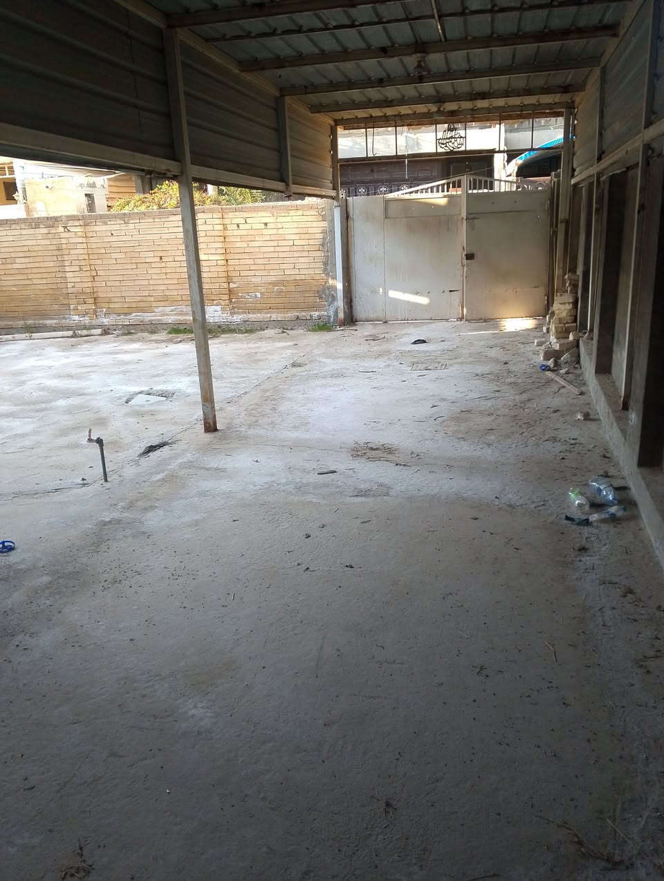 دار للبيع طابو زراعي سند 25 مساحه ٢٥٠ م الدار قديم بس ينسكن بي حاليا ناصي عن الشارع طبعا شارعه ٨ م يحتاج بعض الترتيبات بس بسعر مغري ٩٥ مليون قابل للتفاوض طابق ونصف كونكريت مسلح طابوق جمهوري غرفتين نوم واستقبال وكلدور ومطبخ ومجمع صحيات متكامل مع مناور داير مداير البيت فقط البيت ناصي العنوان حله جزائر خلف مستشفى الحياه للاستفسار الاتصال على الرقم التالي واتساب ايضا *********** بالمناسبه ابيعك كاع لكن ينسكن بي حاليا ومستأجر ب350 الف تريده سكن تريده استثمار
