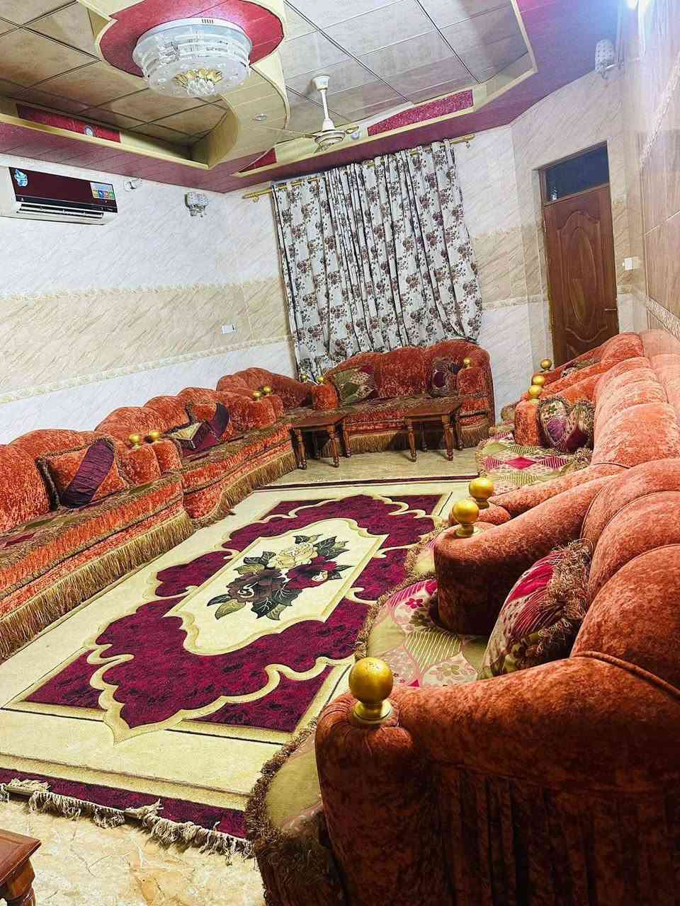 للبيع المساحه 250 متر 
غزفتين نوم كبار 
استقبال 7 في 4 ونص 
صالة 8 في 6 
مطبخ 5 في 4 
صحيات داخلية وخارجية 
بناء البيت سيراميك للسقف 
الارضية كله بورسلين ايطالي ..عنوان قرب دائرة الزراعه خلف بيت مهدي عاكول شاره 7 متر للاستفسار ***********.   ***********
