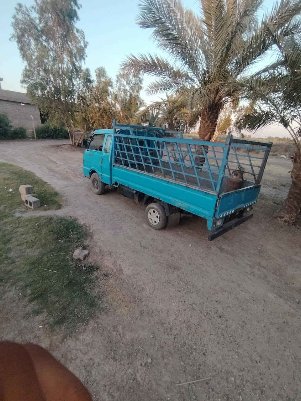 السلام عليكم كيا بنگو موديل 96 سياره بأسمي سنويه لسنه 27 السياره جاهزه الاستفسار الاتصال على الرقم ***********
