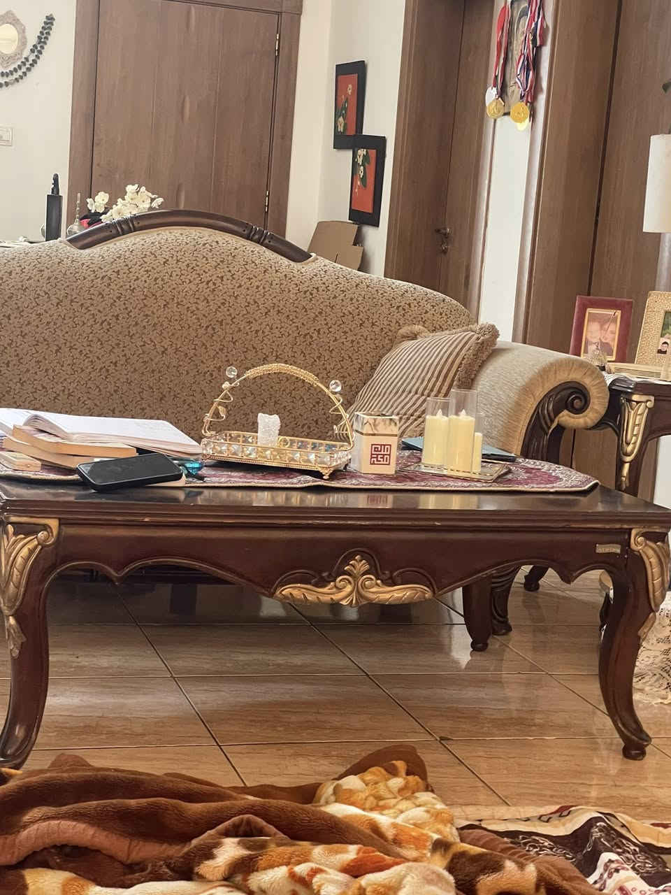 تخم قنفات ماركة استقبال ١٠ مقاعد  قنفة ثلاثية و اثنين ثنائي و كراسي مفردة اثنين  و ميز و سطي نظيف ما بيه عيب او كسر المقاعد سحاب تنغسل و ترجع السعر ٤٠٠ الف و بيه مجال


**إذا كنت صاحب هذا الإعلان وتريد حذفه لأي سبب، رجاءا أرسل رسالة إلى الدعم الفني**