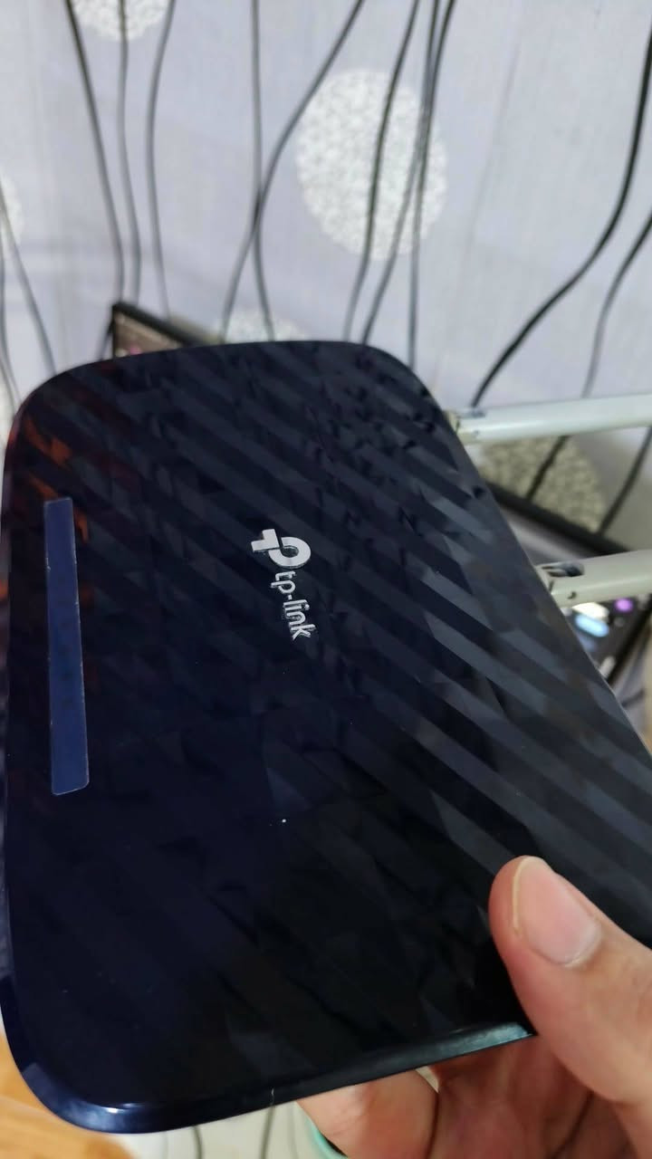 السلام عليكم

راوتر Tp-link Archer C20  شغال بدون أي مشكلة. 
سبب البيع: تطوير الراوتر لفئة أعلى تناسب احتياجي. 

بعض المميزات:

1. يدعم تقنية AC اللاسلكية لبث نت مستقر وسريع بترددين مختلفين.
2. سرعة إجمالية تصل لـ 750Mbps (433 على 5GHz و 300 على 2.4GHz).
3. مجهز بـ 3 هوائيات خارجية توفر تغطية واي فاي ممتازة لكل الغرف.
4. يدعم وضعيات تشغيل مرنة (Router, Access Point, Range Extender).

السعر 25 الف واصل لباب بيتك.


**إذا كنت صاحب هذا الإعلان وتريد حذفه لأي سبب، رجاءا أرسل رسالة إلى الدعم الفني**