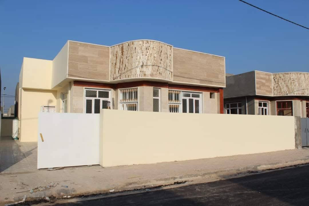 بيت للبيع 

مطلوب قرض للمصرف العقاري / ٩٢ مليون 

ويداور رسمي البيت والقرض بأسم المشتري الجديد فقط يبدل كفيل 

الموقع //
حلة ناحية ابي غرق //
حي الحسين..  مجمع أرض بابل الطابق الواحد 

مجمع متكامل الخدمات 
شوارع مبلطة انارة مجاري شغالة 
بلدية خاصة 
مولدة ذهبي صيف شتاء يعني الكهرباء ماتنقطع عندك
 مجمع مغلق أمن 
بوابة  سكيورتي

المساحة// ٢٦٠ متر 

يتكون من//

طابق ونصف لان صاحب البيت باني نص طابق ثاني سندويج بنل لكن فدشي مرتب وحلو 

بناء حديث سنة ٢٠٢١
طابوق جمهوري 
صب كونكريت مسلح 
حديقة وكراج 

 لمعرفة باقي التفاصيل مراسلة صفحة
 مكتب البيرق  للعقار
او الأتصال على الارقام 

***********
***********
