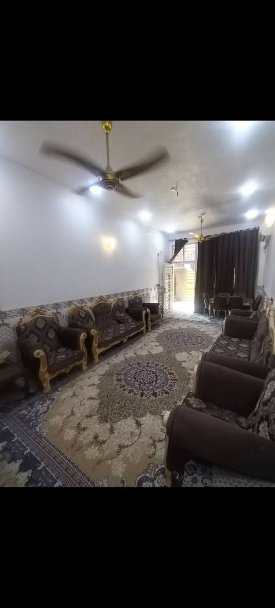 بيت للبيع بحي الغدير خلف شارع الجنابيين بيت بناء طابقين جديد الطابق الأول يحتوي عل غرفتين وصاله واستقبال ومطبخ ومجمع صحي داخلي ومجمع صحي خارجي ومنور والطابق الثاني يحتوي عل غرفتين وصاله ومجمع صحي مساحه البيت 220م
الاتصال على الرقم ***********
                           ***********
