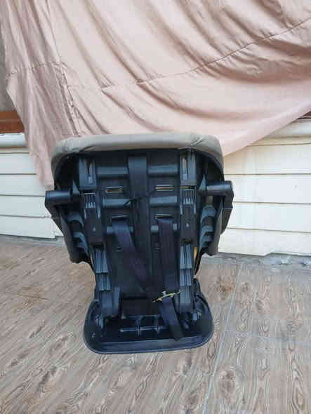 کورسی ناوسەیارە بۆمناڵ لەتەمەنی 4 مانگی بۆ 6 ساڵی ، قایشی بەستنەوەی هەیە ، تایمی خەوی هەیە واتەکورسیەکەی پاڵ ئەخرێ بۆکاتی بۆخەوتن ، زۆر مەزبوتەو هیچ کێشەو عەیبێکی نیە 
سعریشی زۆر گونجاوە قفڵی 20 هەزارە
سلێمانی ، گەیاندن هەیە*********** السليمانية
