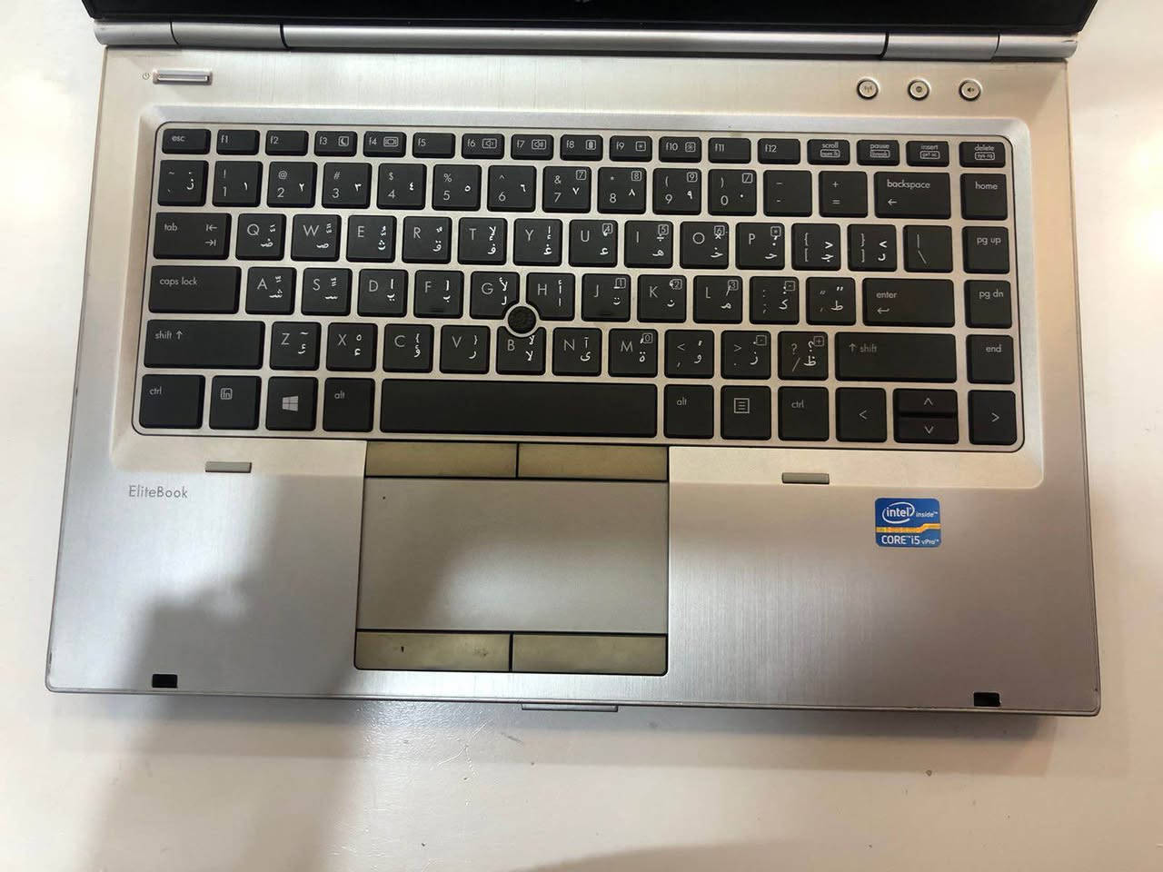 � مواصفات اللابتوب

الموديل:
HP EliteBook 8470p

المعالج:
Intel Core i5 (الجيل الثالث) – يدعم vPro

كرت الشاشة:
Intel HD Graphics (مدمج)

الشاشة:
14 إنچ
دقة HD (مناسبة للدراسة والاستخدام اليومي)

الذاكرة (RAM):
غالبًا 4GB أو 8GB DDR3 ⚠️ (تحتاج تأكيد)

التخزين:
غالبًا HDD أو SSD ⚠️ (تحتاج تأكيد الحجم والنوع)

الكيبورد:
إنجليزي + عربي ✨

مميزات إضافية:

 • جسم متين (سلسلة EliteBook معروفة بالتحمّل)
 • كاميرا أمامية
 • Wi-Fi
 • USB
 • DVD-RW
 • منفذ Docking Station
 • قارئ كروت SD

الحالة:
مستخدم – الحالة العامة جيدة
(ملاحظة: توجد ملصقات خارجية فقط، لا تؤثر على الأداء
السعر ٣٥٠ الف او بيه مجال العنوان بغداد شالجية *********** بغداد, العراق

