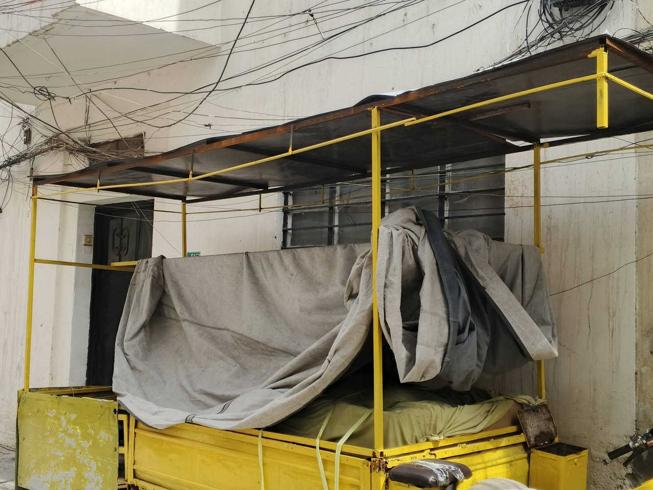 سلام عليكم ستوته للبيع ام تي ار بدون اوراق  كير محرك اكسل نضيف  بيها سقيفه مسويها مال ملابس جان سعر 500 وبيها مجال مكان كراده شارع صناعه قرب جامعه التكنلوجيه ***********
