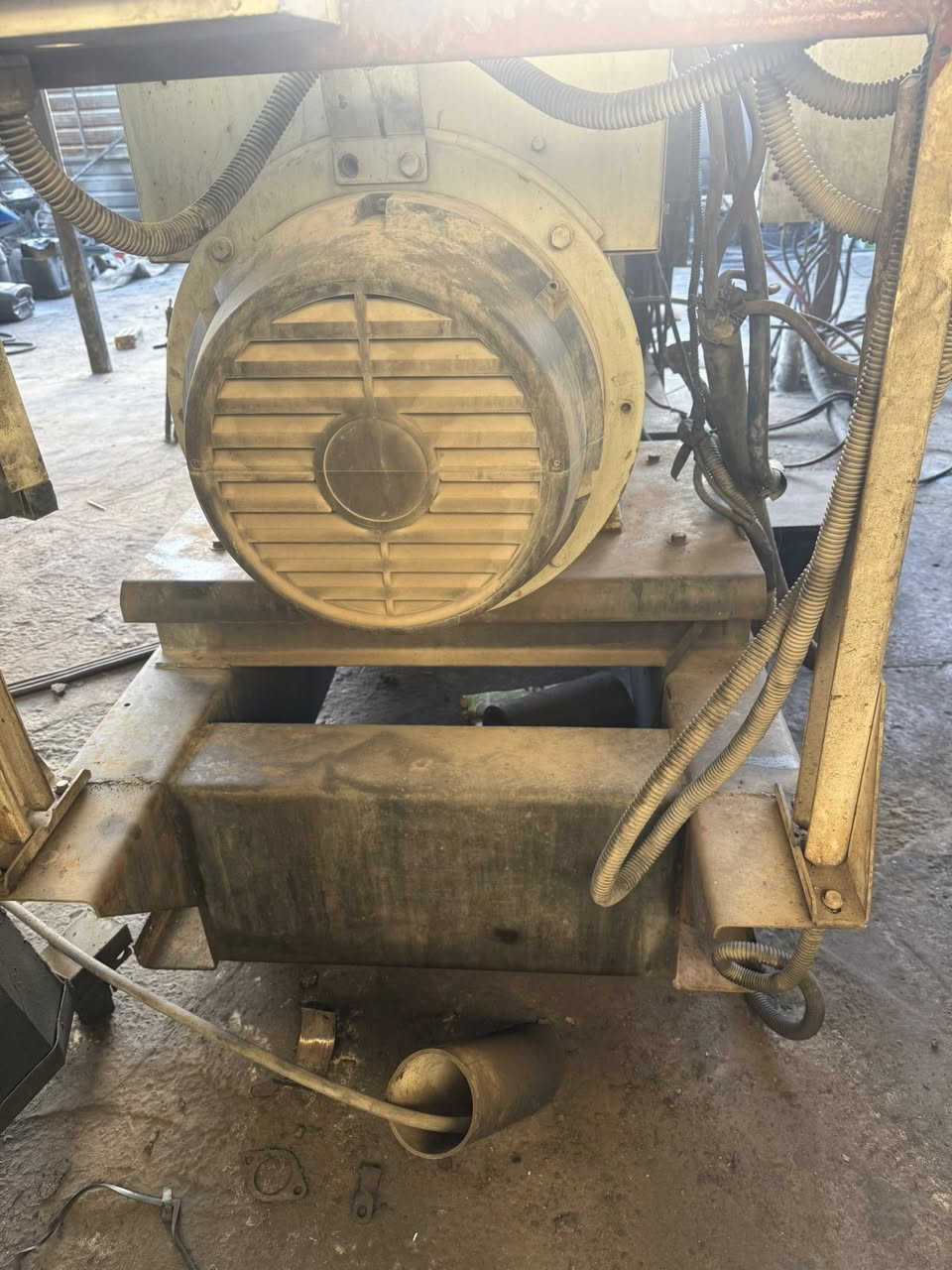 سلام عليكم افيكو 37 سوير وصط كهربائيه اصل توليدانجه 325 اصلي مولد عل حمل تحمل يمي 900 مكينه مجفته جديد ستندر مكانه بغداد سيديه ***********
