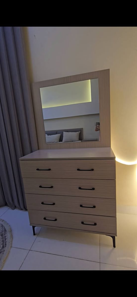 غرفة نوم جديده ما مستخدمه اخذتها من دار هوم ب10 اوراق  ابد ما مستخدمه صار عندي سفر واريد ابيع اثاثي كله اريدها ب7 اوراق جديده تجنن 5 قطع كوالتي عالي جداً تعرفون اثاث دارهوم بعد يجنن للتواصل واتس ***********
