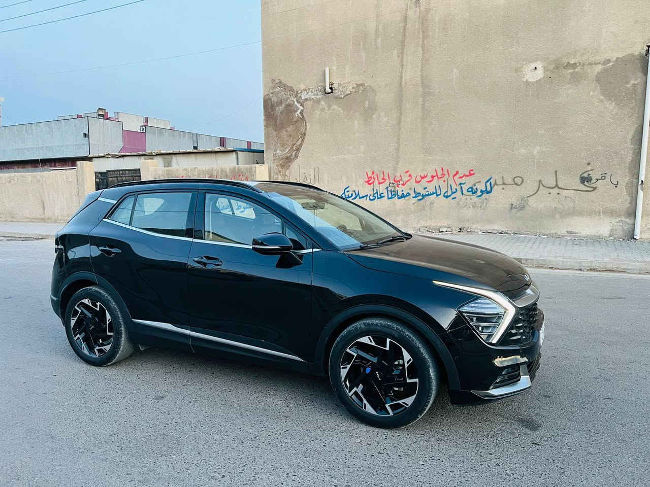 السلام عليكم للبيع كيا سبورتاج موديل 23 خليجي سياره بيها صبغ حزام بيها ضربه شاملغ الخلفي مقفوله من القص رقم اربيل تحويل وكاله شرط باسمي مواصفات فول معروفه *********** مكان السياره بغداد سعر 148
