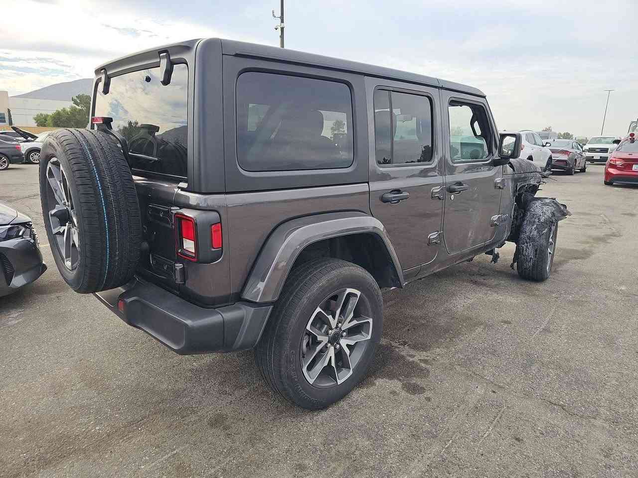 جيب لانكلر هايبر موديل 24حادث حرق بالمحرك فقط محرك وكير بحاله جيده محترك قبق ولفات وظفيرة دواخل كل نظيف ممكن تدخل كتاب شهداء السعر 140مطروح في عمان تحب نوصله لك الئ العراق ممكن ***********
