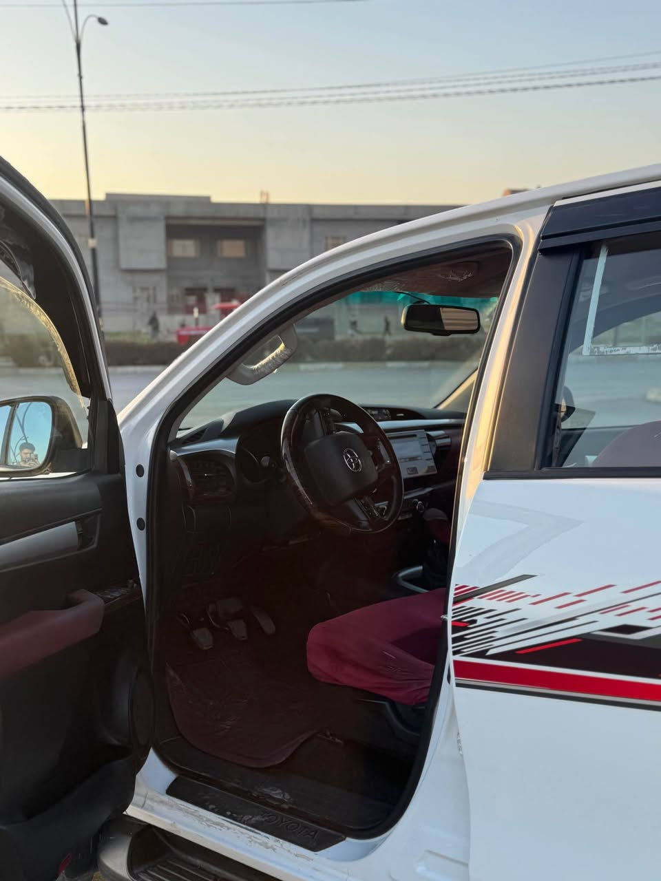 Toyota hilux 2016سید نهرۆ
پارچەڕەش بەبێ بۆدی بۆدی ساخە قرنجێکی بچووکی هەیە لە پێشەکەی 
گێر عادی ، ناو سوور تەبرید مەرکەزی 
ناوسور گێر حادی دەبڵ ئەکسل ١٢٧  هەزاری حەقیقی ڕۆیشتوە
سەیارەکە نمونەیە لەجوانی پۆڵیش و سێرڤسی تازە بۆکراوە 
گێڕو مەکینەو کارەبایاتی بەشەرت
سەنەوی  ١ ساڵ و ٦ مانگی ماوەبە ناوی خۆمانە وەکالەو تەحویل بەشەرت نرخی٢٠٠ گەڵاو مەجالیکی کەم
*********** رانية, السليمانية
