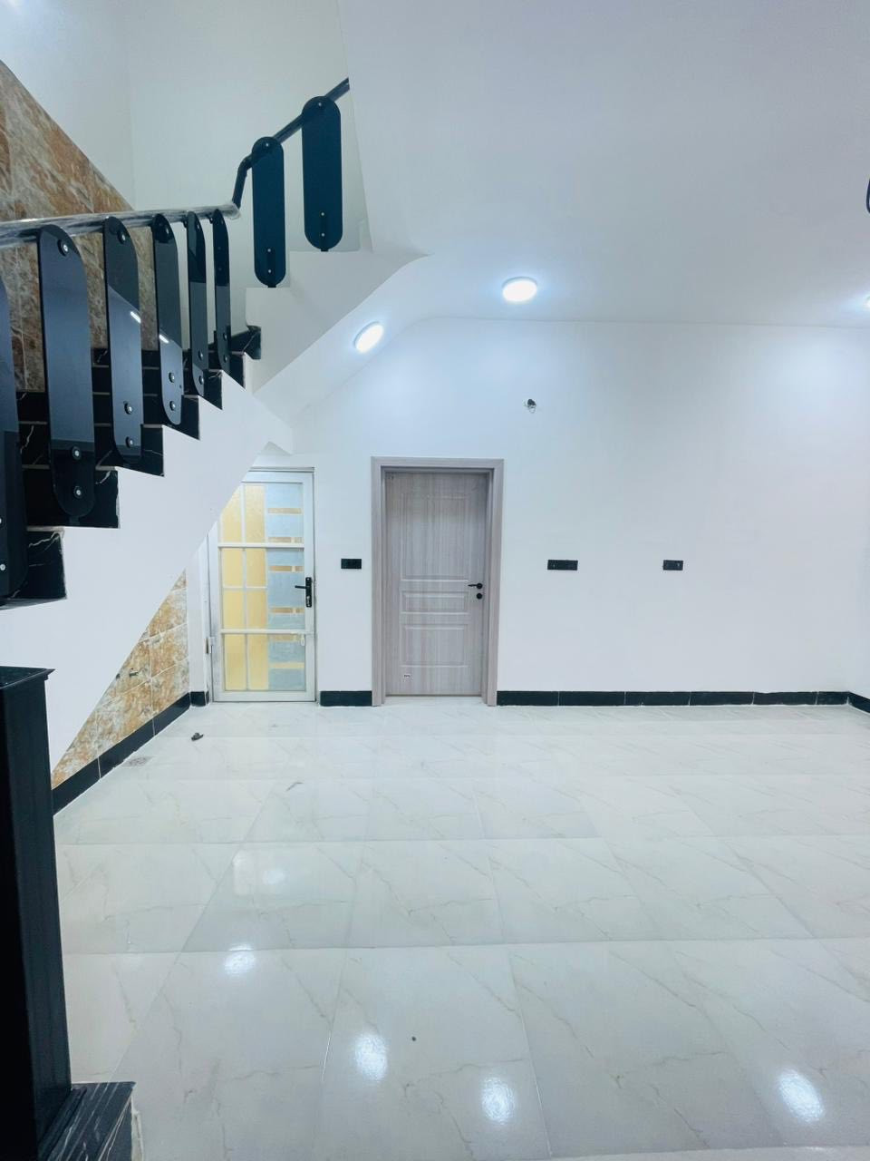 المساحه ١٠٠ م مربعه بناء منتاز جدا
النجف// ملحق حي ميسان // قرب سكلة الكرعاوي // شارع الزوار 

بناء 🔨 حديث وغير مسكون // صب // طابوق 🧱// 

سطح شتايكر // شارع تبليط // بيت جاهز 

السعر ٤٧ مع المجال 
***********

*********** وتساب او اتصال
