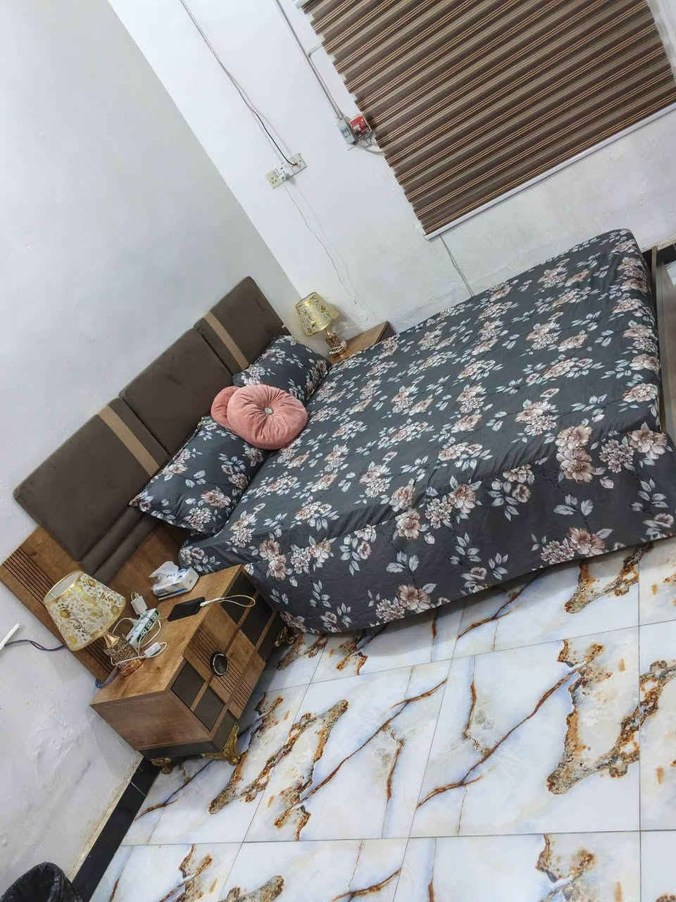 السلام عليكم عندي غرفه للبيع خمس قطع غرفه تركيه كلش نظيفه مكاني حصوه حي عداي ***********
