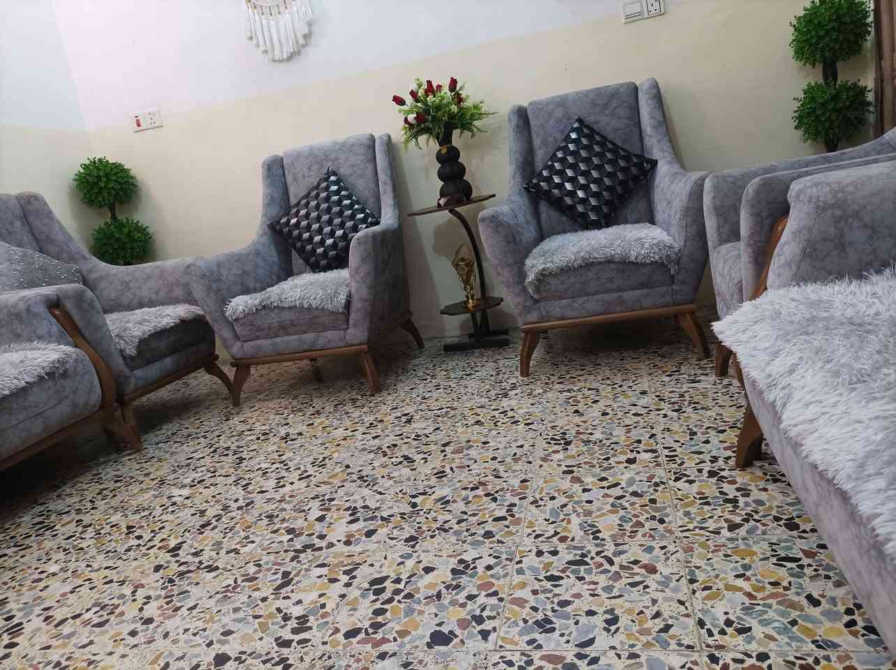 سلام عليكم تخم تركي ابو سرير استعماله قليل 10مقاعد المكان بغداد مكلفه بالنشر اتصال عل رقم***********
