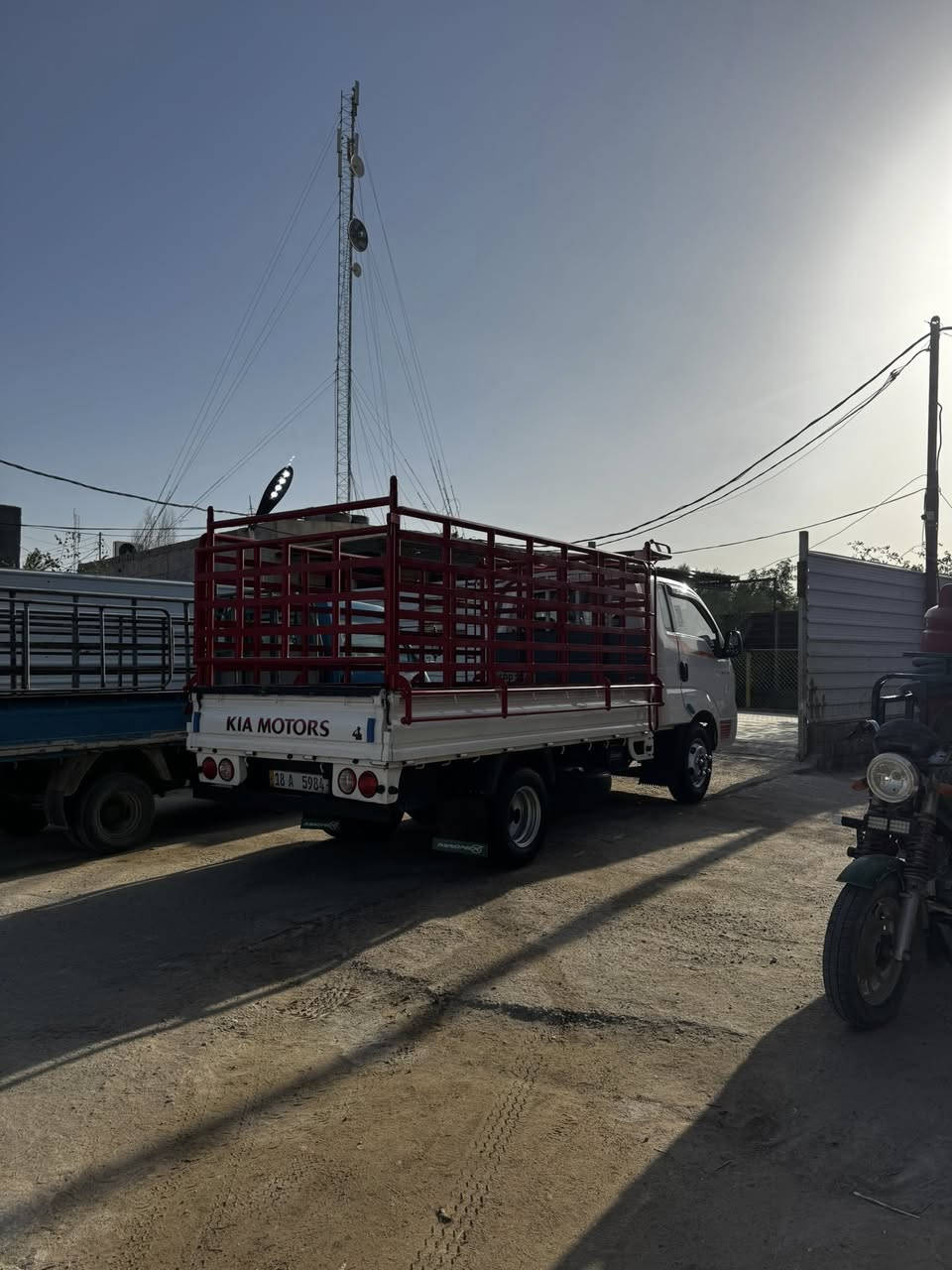 السلام عليكم كيه فحل للبيع موديل 2013 مكفولة ضربة وصبغ وتبديل رقم شاصي واضح رقم إنكليزي هزة ل 29 محوره 14 وياله العنوان البصرة أبي الخصيب السعر 115 
رقم الموبايل ***********
