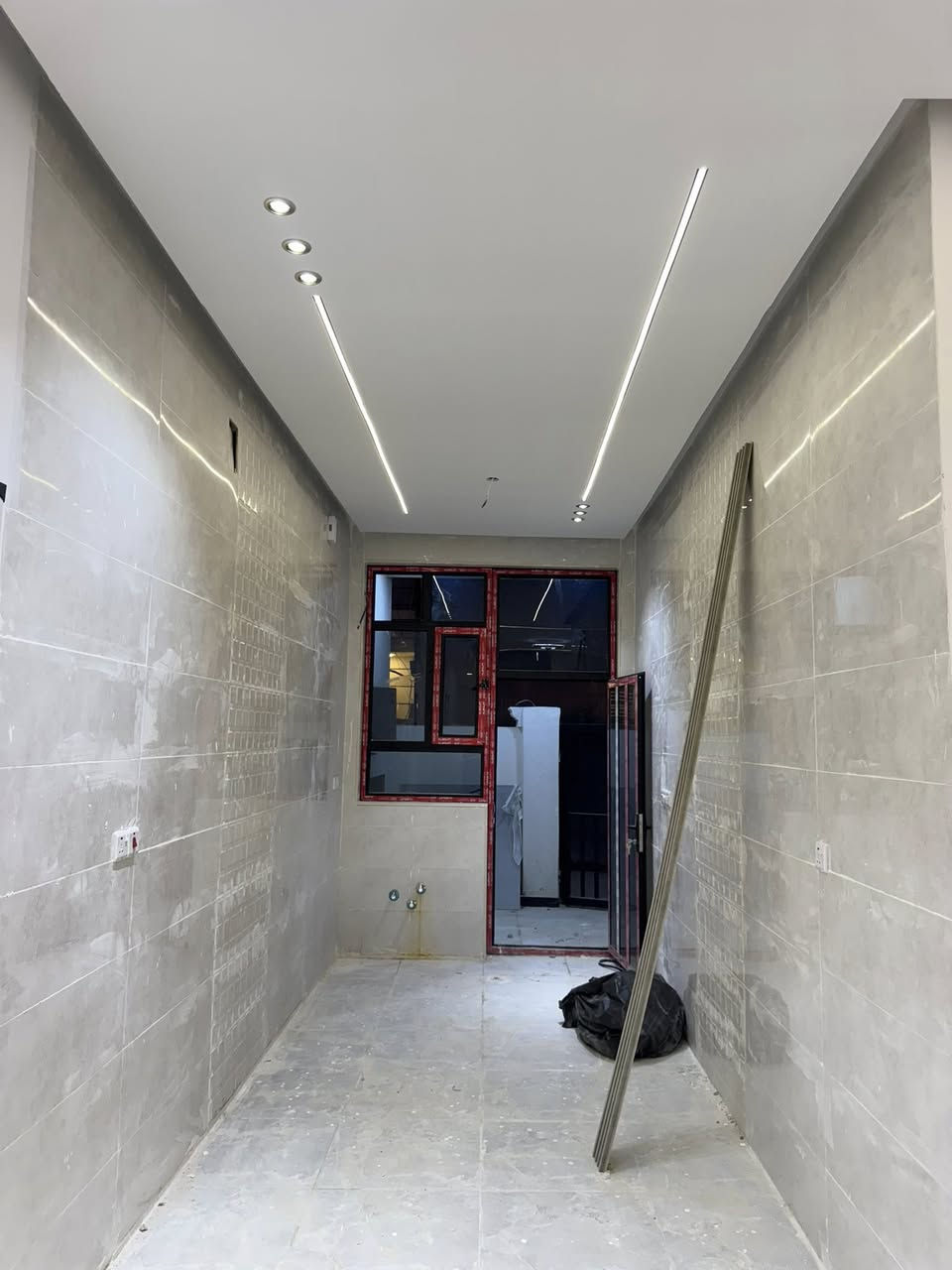 السلام عليكم دار للبيع 100 متر واجهة 6 وربع نزال 16 بيت طابق ونصّ  يحتوي على ثلاثه غرف نوم ستقبال مطبخ وحولي حمامات عدد 3 المكان البوعيثه العدل الأول  للاستفسار ***********
