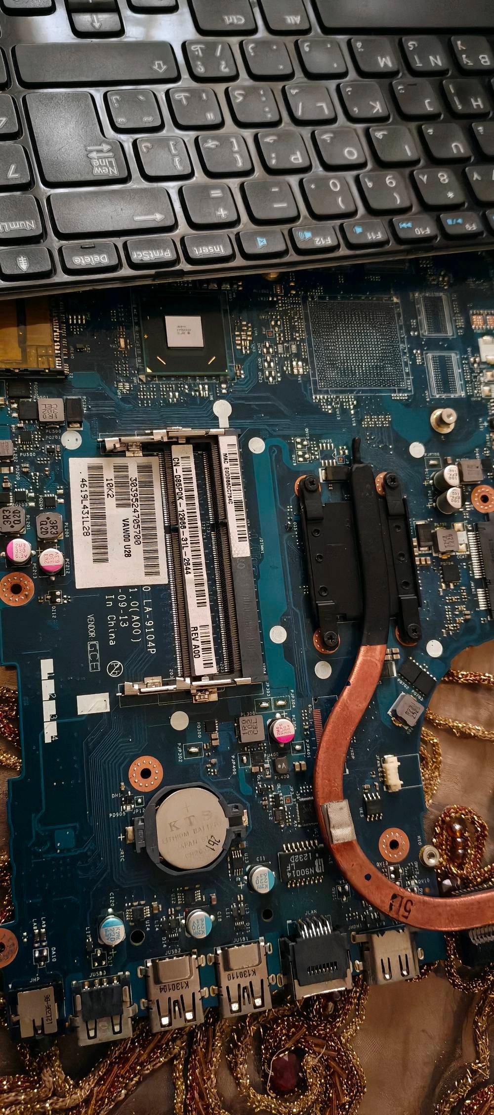 لوحة ام لابتوب مع كيبورد مع سماعه مجموعة كاملة فقط (بدون رام و هارد) 