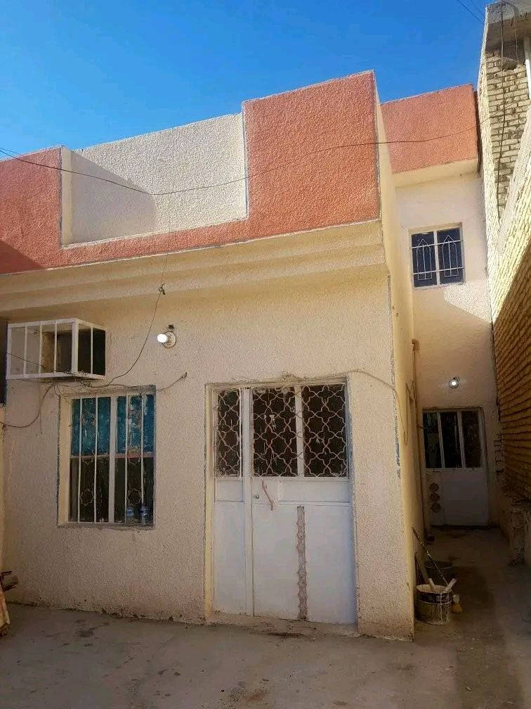 السلام عليكم بيت للبيع مساحة ١٠٠ متر طابو ملك صرف طابق ونص يحتوي الطابق الارضي على استقبال وغرفة نوم وهول وترك ومطبخ وصحيات ٢ 
والطابق الثاني غرفة نوم كبيره وهول السطح شتايكر الموقع خدمات مسقط منطقة ال ١٦ قرب المستشفى التركي في الحسينية البيت بأسمي وليس دلال للاستفسار ***********
