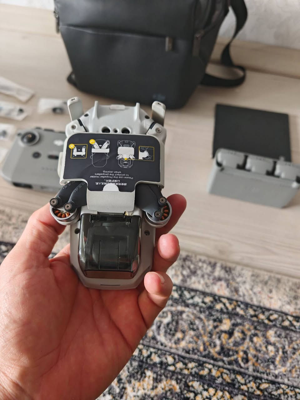 DJI mini 2 combo
هه موو اشياي له گه له زور خاوینه ته نیا قه پاغی سه ره وە که مێک شکاوە له رسم دیاره هیچ کێشه یه کی نی یه  به شه رته5کیلومتر ده رووات و500متر بە رز ده بیته وە نرخی 500هزار دیناره  ***********
