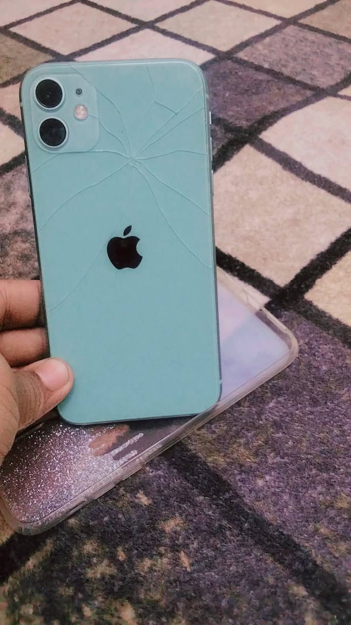 السلام عليكم ايفون 11 العادي جهاز كله شغال كامرات جهاز جديد السعر 135 مكاني بغداد  ***********
