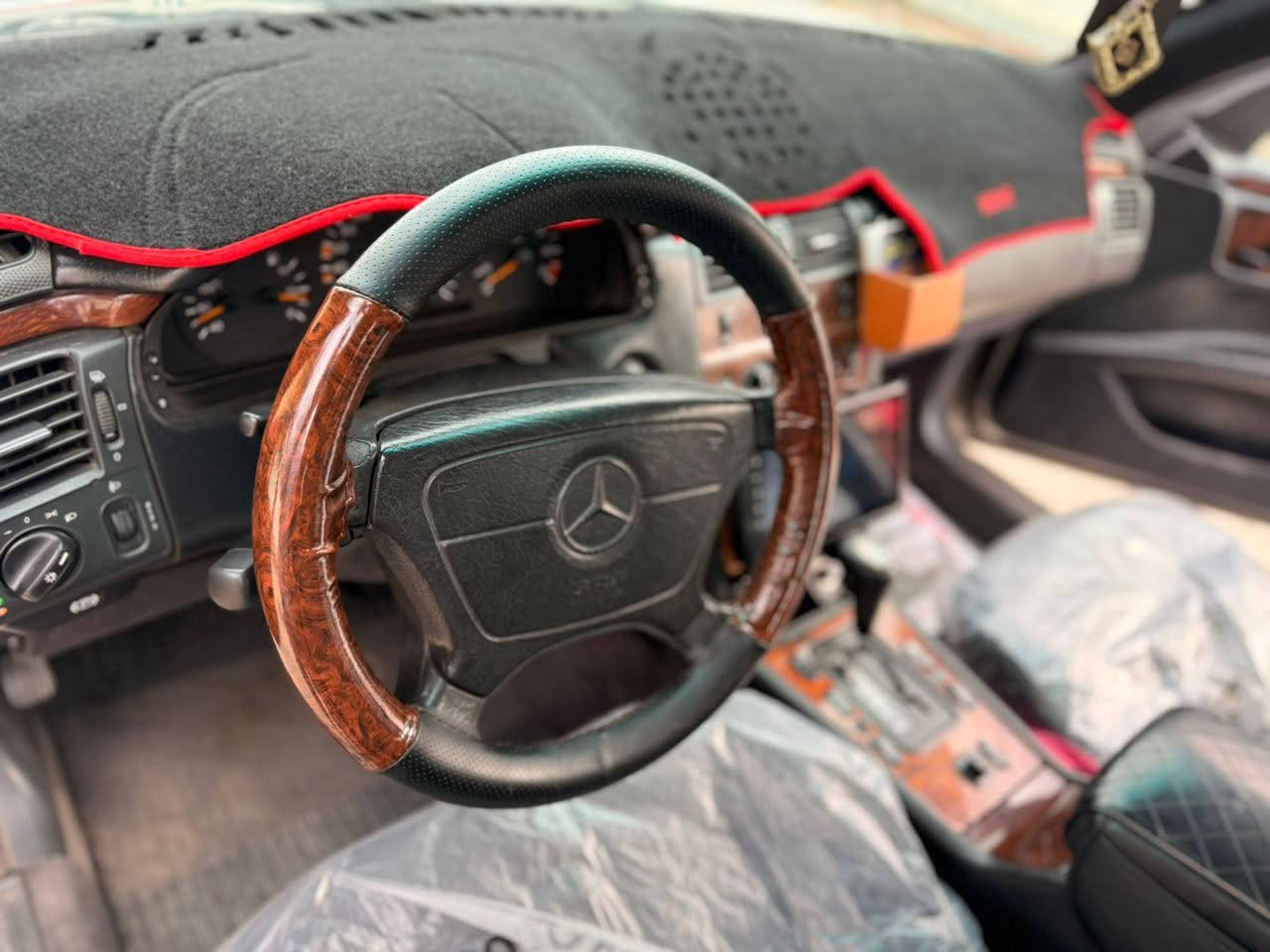 مارسيدس ام عيون رقم بغداد انكليزي دولي تحويل ثاني يوم بسمي
_موديل1997
_محرك خراطيم 6سلندر (V)المرغوب 
_محرك بلادي وناعمه
_سلايد روڤ
_تبريد ثلج بمعنى الكلمة
_تدفئة
_كشنات كهربائية
_ستيران كهرباء تحكم ستيرن
_شاشة 
_داخل اسود
_غرفه دشبول مقاعد جدد بمعنى الكلمه
_فتحه قمارة سلايد
_مري شفط
_صدر جديد
_تخم تاير جديد
_سياره فول مواصفات 
مابيه نقص برغي جاهزه سياره جديده بمعنى الكلمه ومتعوب عليه سياره مال جناي 
_السعر100 
بيع او مراوس حسب القناعة
_للتواصل
*********** واتساب اتصال
*********** اتصال
