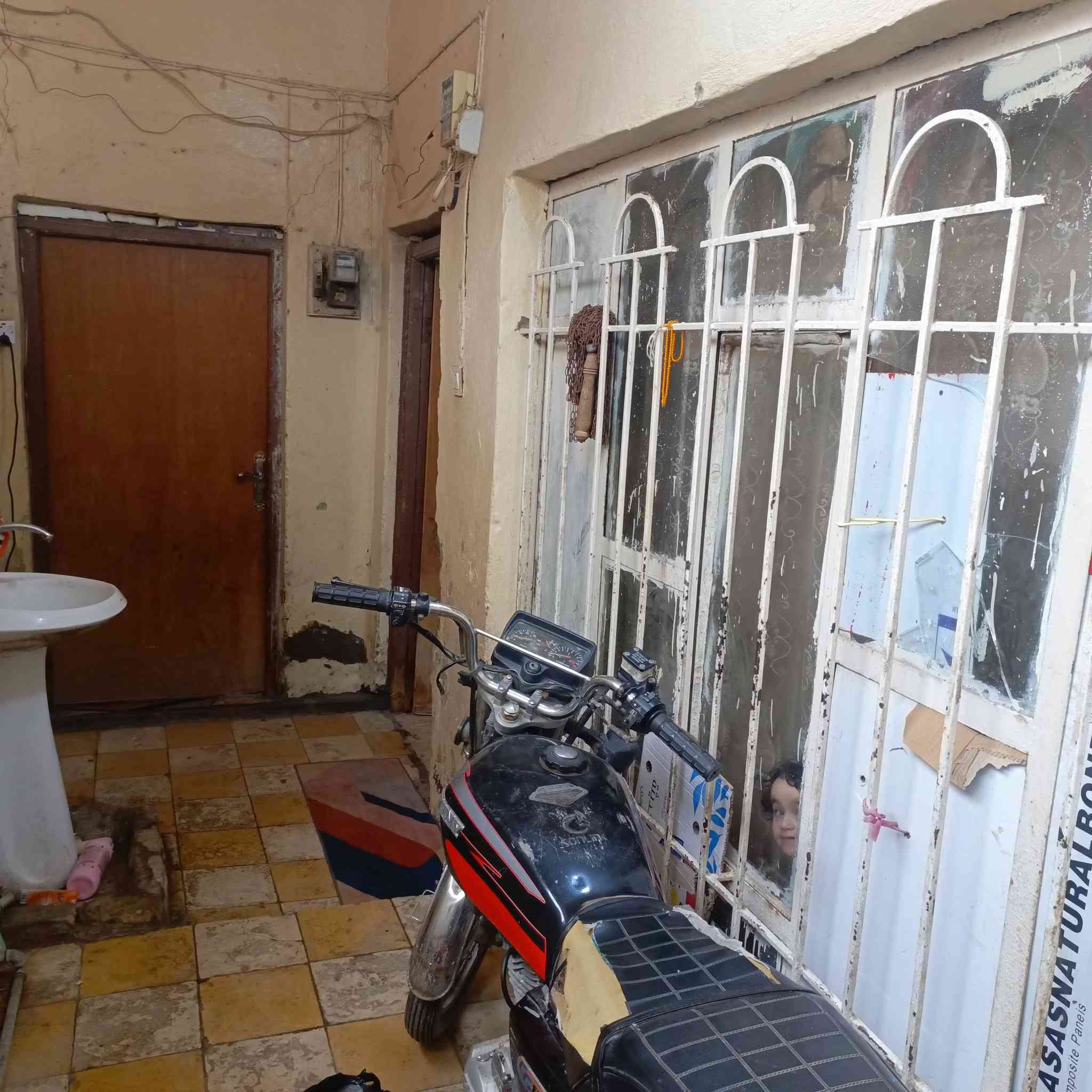 الدار للبيع 100 متر حي العامل
دوانيه _صاله _ مطبخ_ غرفه 

الطابق الثاني   غرفتين
السعر 70

الاستفسار    ***********
