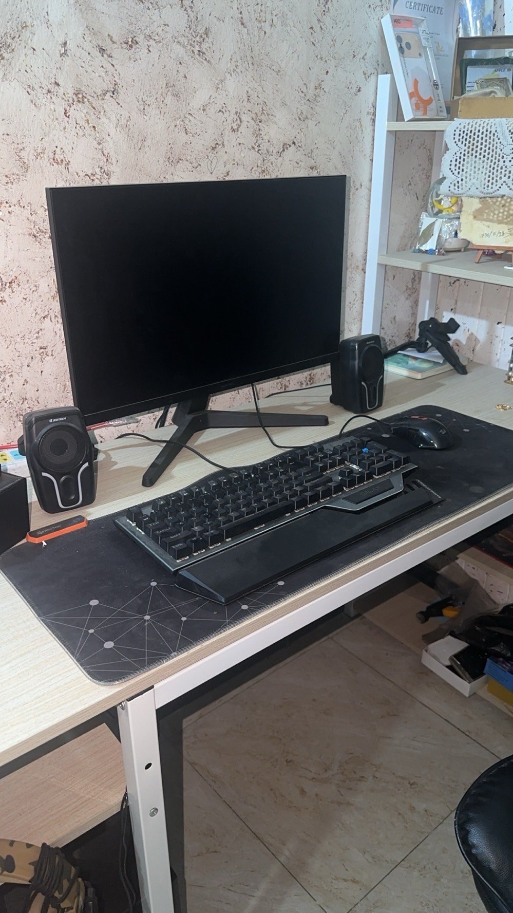 سلام عليكم حاسبه للبيع 



المواصفات 


Screen card:- 8g_NVIDIA RTX 4060


Therapist :- AMD Ryzen 5 5600X 6-Core Processor


Ram:- 16+16=32


 Memory:- Tira And half


Power Slay:660W


System Manufacturer: ASUS


Operating System: Windows 11 Pro

الي يجي ويه الحاسبه كرسي وميز وسماعات 2 سماعات راس وسماعات خارجيه 
و ماوس من شركه Reddragon تقديم الأحمر التنين الماوس : حيث الدقة تجتمع نمط! ** هذه الأعجوبة المريحة تفتخر أزرار للتخصيص لتجربة مصممة ، في حين التمرير فائقة السلس والاستجابة بسرعة البرق رفع كل نقره .



 والكيبورد من شركه GALAX موصفاته لوحة مفاتيح الألعاب الجديدة كليًا من علامة GALAX مصممة للاعبين المحترفين، وتوفر تأثير إضاءة قوي، وتحكمًا كاملًا في الوسائط، وتصميمًا متينًا وعمليًا لأقصى تجربة كتابة وألعاب.


وماوس باد RGB 



شاشه من شركه سامسونك 



القطعه كله بعده جديده والحاسبه بنضافه 1000‎%‎ ما مستعمله فقط قليل 

سعر 1.900.000 وبيه مجال للشراي