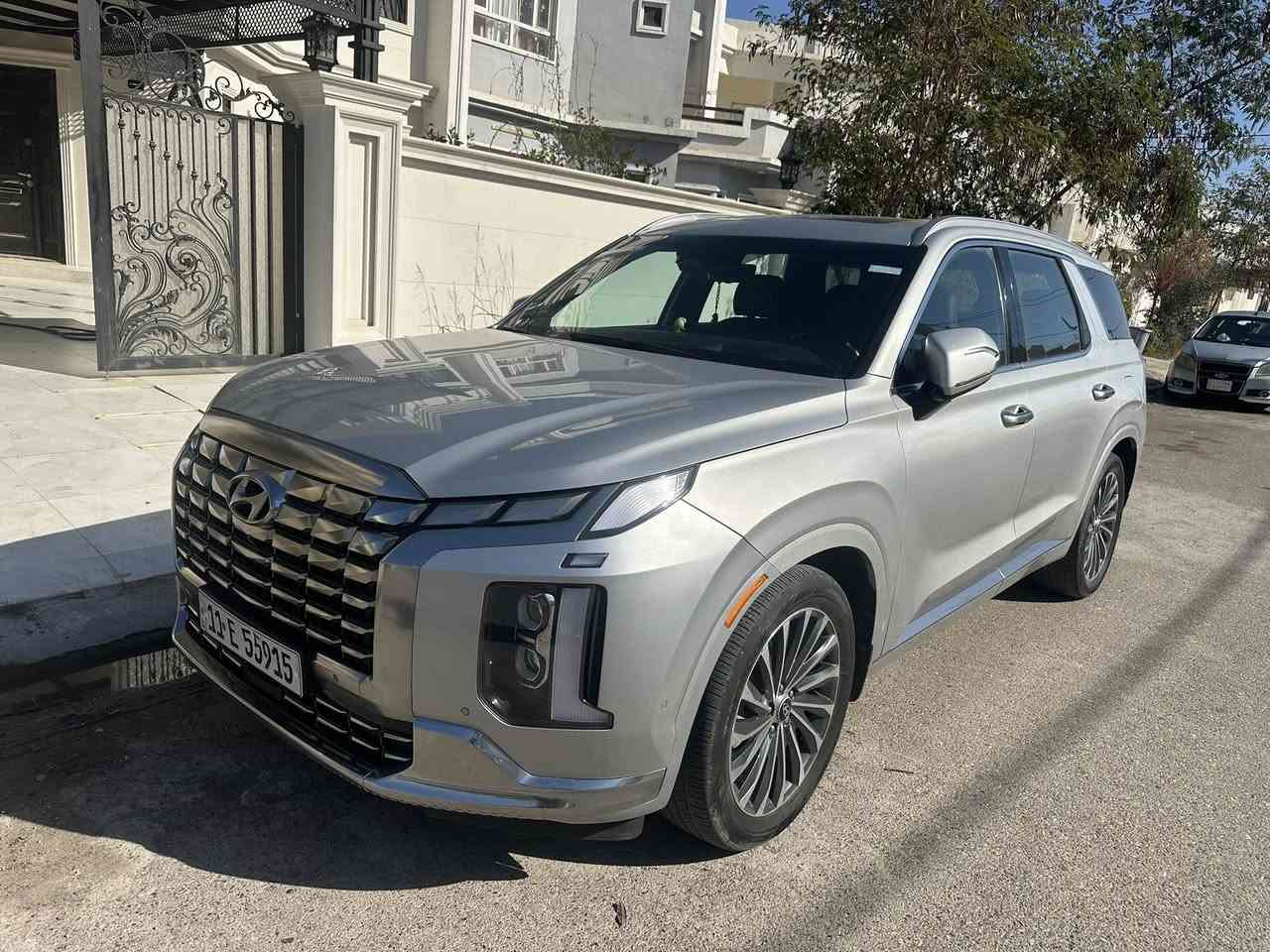 ﷽
للبيع فقط…
‏Hyundai palisade  2023 calligraphy
هونداي بلسايد كلگرافي 
الموديل : 2023
الون : سلفر 
العداد : 37 الف ميل قابل للزياده 

الضرر : نصف دعاميه اماميه فقط تم تبديلها وصبغها باقي السياره سليمه الجاملغ الايمن اجه بداخلها مفتوح فقط تم شده بدن ضرر كل الايرباكات سليمه 
بيها طخه بسيطه بلصندوك داكها بارد موضحه بلصور  قبل لا اسويها…
صور الحادث مرفقه بلمنشور 

المواصفات :-
1-شاشة عرض داتشو 
2-المحرك   v6    3.8 
3-بصمة تشغيل + بصمة ابواب 
4-اصطفاف ذاتي(تقديم + ترجيع عن طريق الريمونت)  
5-فتحة سقف +بانوراما
6-سماعات هارمن كاردن عدد 16
 7-رادار امامي  + خلفي 
8-حساسات امامي + خلفي 
9-كامرات عدد 6  360 درجة 
10-كشنات امامي خزن ميموري 
11-كشنات كهربائي تدفئة وتبريد🥶
12-انارة داخليه (محيطيه) + انارة دشبول 
13-بردات جانبية
14-تبريد مركزي امامي + خلفي منفصل التحكم
15-تحكم ستيرن + شفتات
16-تدفئة ستيرن 
17-مرايا هيتر + تعتيم 
18-صندوق كهربائي شفط + اربع وضعيات فتح صندوق
19-وضعيات قيادة  (5)
20-ويل كب حجم  20 
21-اوتو هولد + نقطة عمياء 
22-سايد بريك بصمة + مثبت سرعة
23-شحن وايرلس 
24-إشارات بالمرايا  + إشارات جانبيه
25-اوتو هولد 
26-تحديد مسار
27-شاشة ديجتال كبيرة
28-تشغيل عن بعد .
29-تدليك كشن . مساج 
30-دفع رباعي 
31-نظام مانع انزلاق 
32-نظام نزول منحدرات
وبعد بيها هوووواي مواصفات معروف الكلگرافي الVIP فول 1/1
السياره رقم بغداد انكليزي 
السعر 335 ورقه 
للستفسار اكثر يرجا الاتصال بلرقم 
***********
***********

