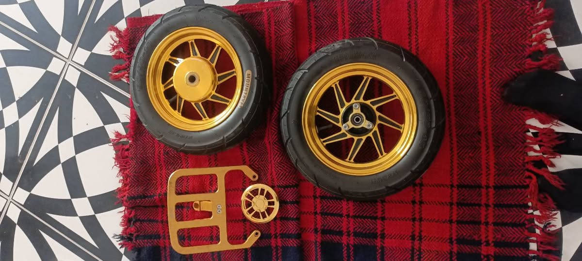 سلام عليكم مرايات +ويالة وتايرات سيباية وقبق فلوين وسعرهن مناسب مكاني كوت خاجية رقمي ***********
