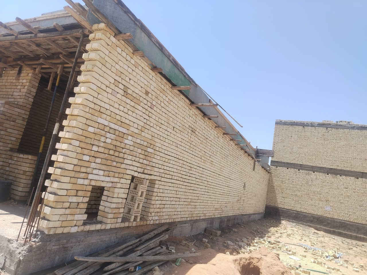 السلام عليكم عروض اليوم للبناء هيكل المتر ب١٨٠ الف.. تسليم مفتاح ب ٣٧٥ الف. المواصفات للعمل
🟥🟥(تطبيك الطابق الأول مرمر إيراني) 🟥🟥
شرط الدفع عند الاستلام كل مرحله بدون مقدمه لضمان حقك مو أقساط
*********** 

1_ فحص التربه من ناحيه الرطوبه 

2_ قشط الأرض وحدلها ع شكل مراحل

3_ فرش السبيس وحدله على شكل مراحل

4_ رش ماده الكلورودين للابتعاد عن الحشرات

5_ تأسيس مجاري املي شريف المصري

6_ صب رفت 40.سم.

7_ مواد الرفت سمنت مقاوم ورمل وحصو مكسر

8_ بناء الهيكل بل طابوق الجمهوري

9_ تسليح السقف بشيش عراقي. FF. شرط

10_ صب السقف.. 20..سم

11_ بناء الستاره. 15.ساف + البيتونه

12_ فرش السطح بماده الفلانكوت والزفت

13_ تطبيك السطح شتايكر

14_تاسيس البيت سيمس سعودي او أردني

15_ تأسيس ماء كوي عاليه الجوده

16_ لبخ داخل البيت ب3. مراحل سمنت +جص+بورك

17_ لبخ الخارج بماده الأسمنت

18_ لبخ الواجها وتطعيم 

19_ أبواب داخليه خشب عراقي او تركي

20_ أبواب الصحيات المنيوم او pvc

21_ محجر المنيوم او جام 

22_ بايه مرايه الدرج مرمر إيراني

23_ سيراميك الجدران هندي 

24_ تطبيك الارضيه بورسلين شركه ايفا طابق ثاني 

25_ نقوش بوكس الجبس بورد للاستقبال ففقط

26_ الجام ابيض او مشجر او عادي..

27_ سبورت لايت كول البيت

28 _ تأسيس بواري للسبالت والتقطير

29_ المواد بجوده عاليه ➡️➡️✅

لا نعمل بلقسط..... نتمنا لكم ما تتمنون

رقم الهاتف بي.. واتساب. ***********

صور ملتقطه من منزل قيد الانشاء منطقه الثعالبه خلف البزل تكدر تزور الموقع..
السلام عليكم عروض اليوم للبناء هيكل المتر ب١٨٠ الف.. تسليم مفتاح ب ٣٧٥ الف. المواصفات للعمل
