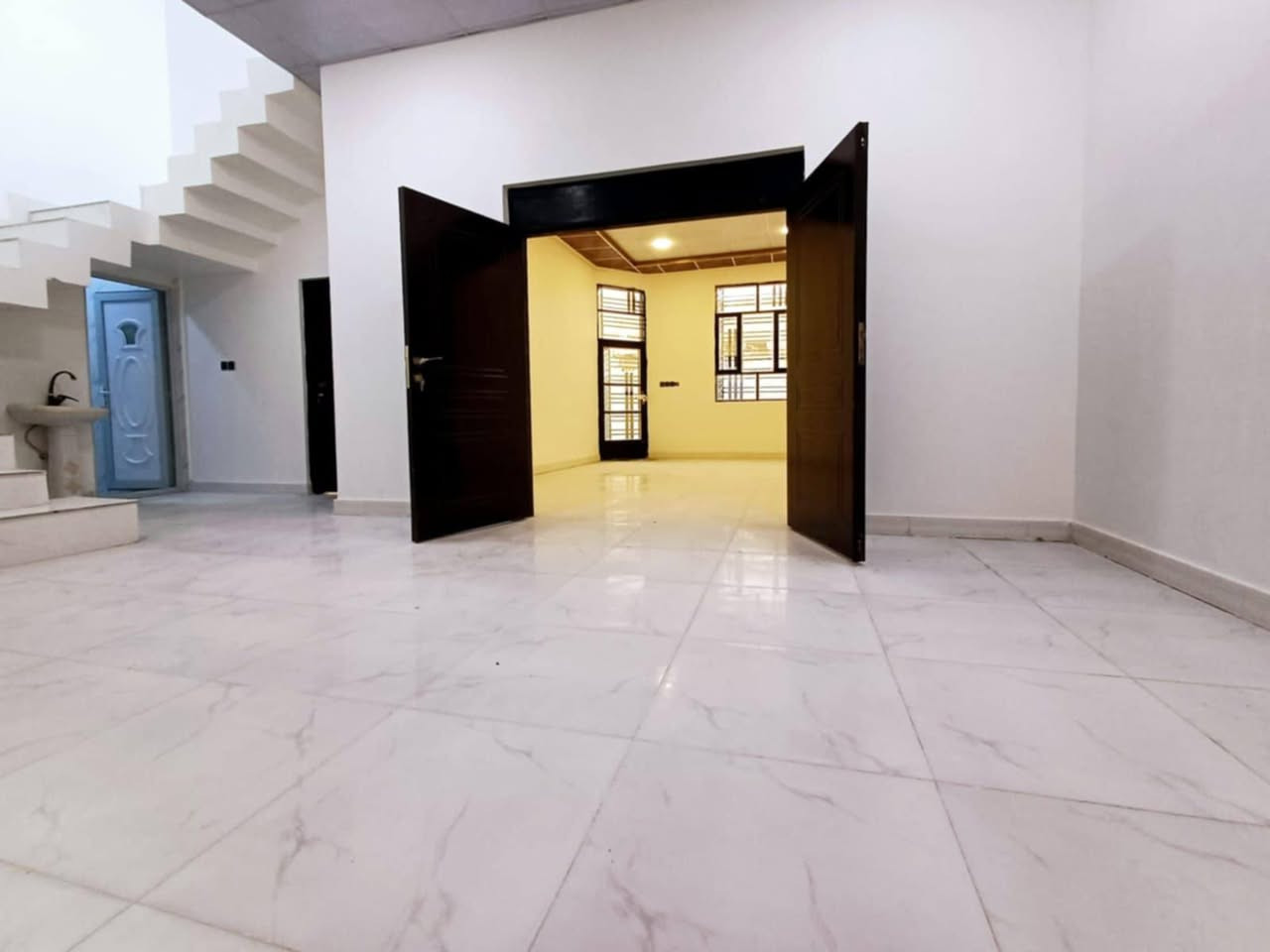 بيت لبيع بلجزيره باب هوى 200متر غرفتين صاله دوانيه كراج سياره حمامين مطبخ مناور 2حديقه بيت جاهز من كلشي طابوزراعي اصولي عراقي سعر 100منطقه جديده هدوء لاستفسار أتصل ***********
