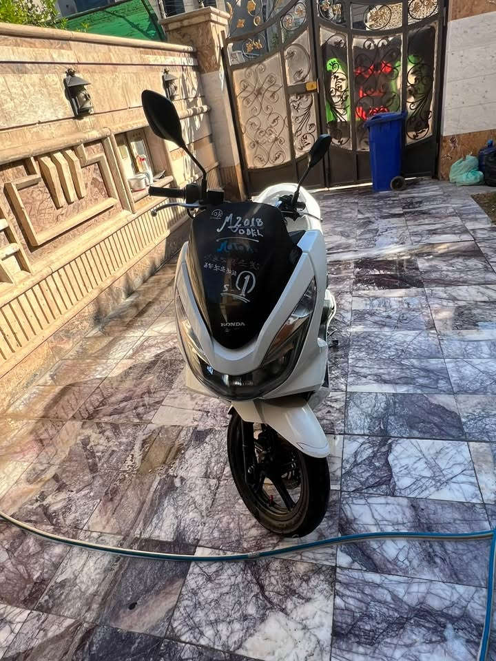 سلام عليكم بي سي اكس جيل ثاني وارد ياباني محرك 150 دراجه جديده بعده بحالة الوكاله ماشيه 24 الف بعده جديده  مكينه ناعمه كهربائيات كامله حساس زدحام وحساس استاند اوراقه كامله منفيس وصل معرض مكاني بغداد شارع فلسطين السعر ب 15 ورقه للاستفسار *********** متواجد واتساب واتصال
