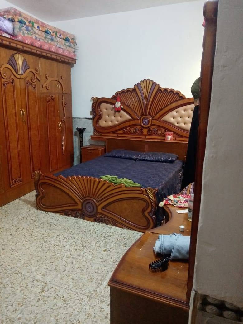 دار للبيع في السريدات الجديده مربع الثالث خدمات كامله بدون تبليط البيت عالي عن الشارع بناء درجه اولى 
مساحته 100متر واجه 6امتار ونزال 19 
طابق واحد استقبال غرفة نوم حولي ومطبخ مدخلين حمام خارجي وداخلي 
سعر البيت 75 وبي مجال استفسار على الرقم ‏‪
‏‪***********‬‏
