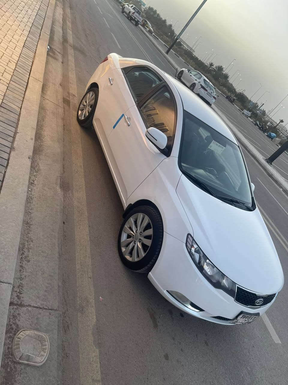 السلام عليكم
للبيع كيا سيراتو موديل 2013 رقم اربيل شرط التحويل 
السياره مكفوله عدا الي موضح بالصوره ربع الدوسه وشويه بالباب 
المواصفات 📌  ماشيه113
محرك 1600مكفول/كير6 نمر/تبريد بيانو/ شفتات بالاستيرن/5 ويل كب/ دشبول ليزر/دسك امامي خلفي/سدادات نيكل داخل وخارج/حساسات خلفيه/ حاكيه-بلوتوث-اوكس/
ملاحظه📍 /السياره بدون نقص حداديه امامي خلفي جديد 🆕 تايرات جديده 🆕
مكاني بغداد قرب مطار بغداد
السعر 106 بيها مجال كلش بسيط 
رقمي ***********
