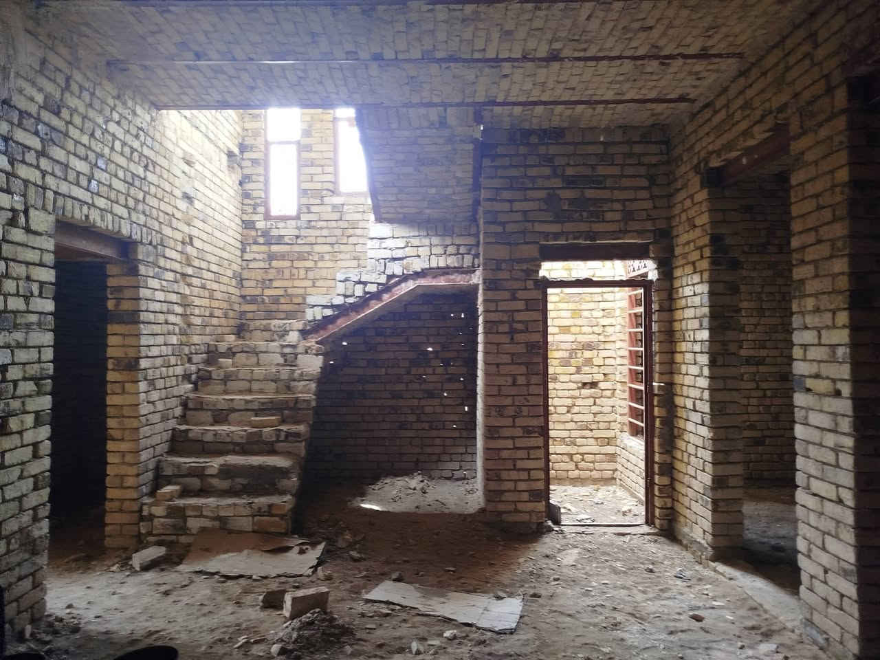 السلام عليكم بيت للبيع زراعي مساحه١٥٠ م يتكون من استقبال وصاله ومطبخ وغرفتين نوم وصحيات داخله وخارجيه العنوان نهايه شارع الوكفه البوجاسم مشمول بتطويب معامله كامله للاستفسار الاتصال على الرقم ***********
