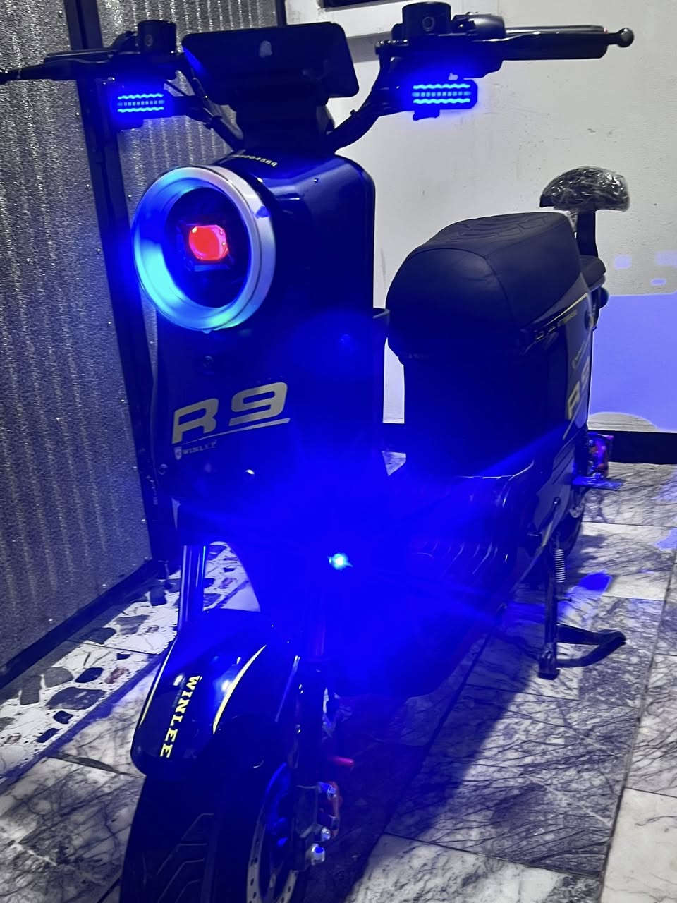 سلام عليكم دراجه شحن R9
موديل2025
مواصفات 👇
رجوع خلف R
شاشه يعرض اي عطل 
بصمات 2سويجات2
دبل أشاره 
سعر 450 بيها مجال حيل
رقم هاتف ***********
