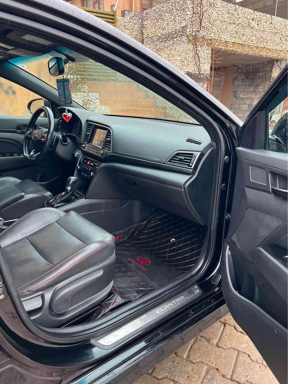 هۆندە ئەلەنترا مۆدێل 2018 
ڕەنگی ڕەش قەتران 
فوول مواسەفات 
مەکینە 16تۆڕبۆ 
مەکینە گێڕ بەشەرت 
بۆیاغ تەنها بۆنیت بێ داخیلی بی ئێرباگ 
***********
*********** سوران, أربيل
