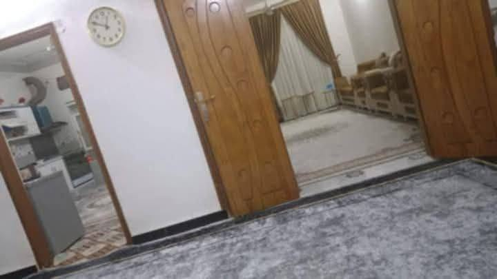بيت ملحق حي الجمهوري قريب من مدرسه هدى قريب من دكتور بشير شارع عريض 11متر مساحه البيت 200متر زراعي سند 25 بي غرفتين وصاله واستقبال ومطبخ وصحيات منور وطارمه جبيره فوك غرف صغيره فوك تكدر تبني بي اثنين مشتملات بناء بيت 2022 حديث عكاده  كافت خدمات بي يبعد عن سوق 400متر الاستفسار ***********‬‏
