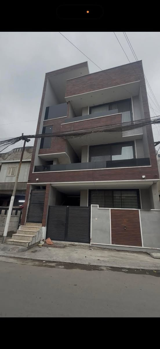 #للأيجار_شقه_نضام_مشتمل_ديلوكس_مساحه250م.           سعر الأجار800الف طابق ثاني درج جداً بسيط
الموقع بين شارع الضباط والاخطل
يحتوي على:مدخلين+صاله+مطبخ+غرف عدد3+خدمات2+بالكون+خدمات2
للأستفسارت:***********
