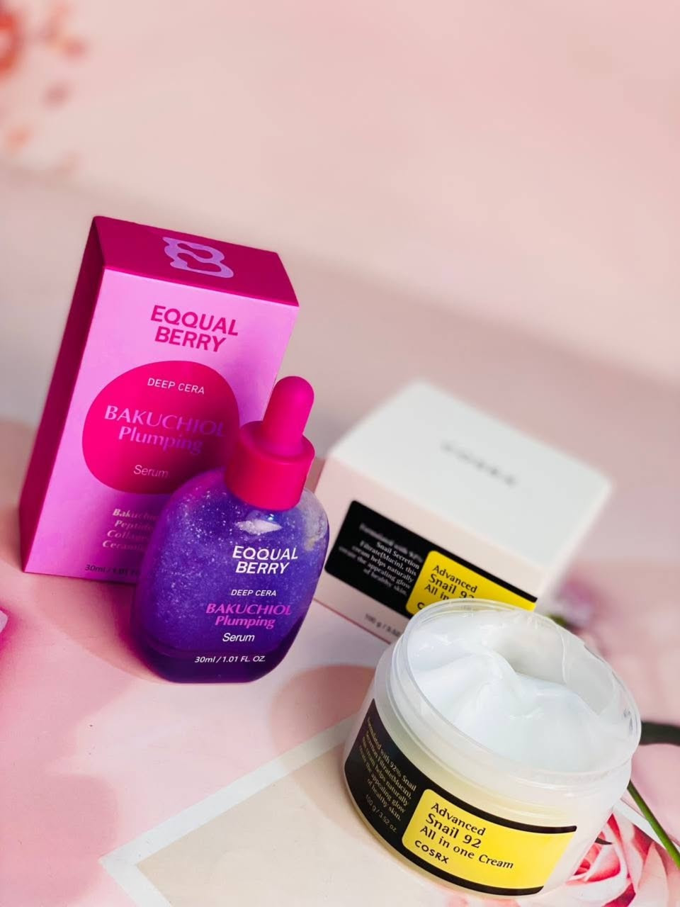 😍✨ عرض ترطيب البشرة  ✨😍  

🔥 العرض مكوّن من:  
كريم الحلزون + سيروم بيري ايكوال 

💖 شنو فوائده؟  
🌸 ترطيب عميق وطويل الأمد بدون ما يترك أي دهنية  
🌸 إصلاح حاجز البشرة وتقويتها  
🌸 تحسين مرونة الجلد وتقليل الخطوط الدقيقة والتجاعيد  
🌸 تهدئة البشرة المتهيجة والحساسة  
🌸 يقلل الاحمرار وآثار حب الشباب  
🌸 يمنح البشرة نضارة ولمعة صحية (تأثير البشرة الزجاجية ✨) 

😍 مناسب لكل أنواع البشرة، خصوصاً الجافة والدهنية والحساسة 
#عروض#صحة#تجميل#نون#نونة_ستور


**إذا كنت صاحب هذا الإعلان وتريد حذفه لأي سبب، رجاءا أرسل رسالة إلى الدعم الفني**